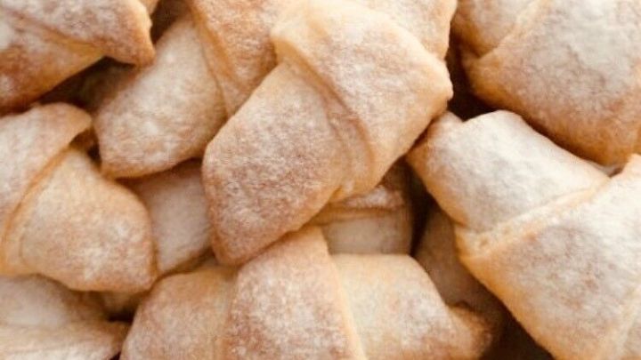 Nougath&ouml;rnchen aus einem einfachen Hefeteig liegen frisch gebacken auf einem Tablett und laden zum Naschen ein.