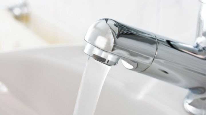 Ein Wasserhahn sprudelt frisches Wasser in ein Waschbecken, was den Nutzen von Gie&szlig;wasser sparen verdeutlicht.