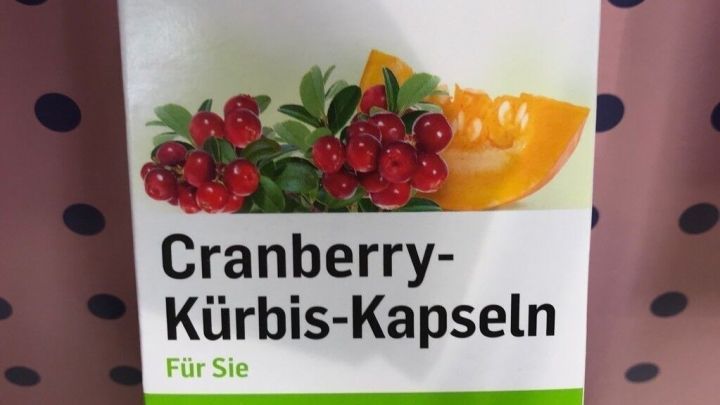Cranberry-K&uuml;rbis-Kapseln stehen auf einer Verpackung, die f&uuml;r eine gesunde Blasenfunktion wirbt.