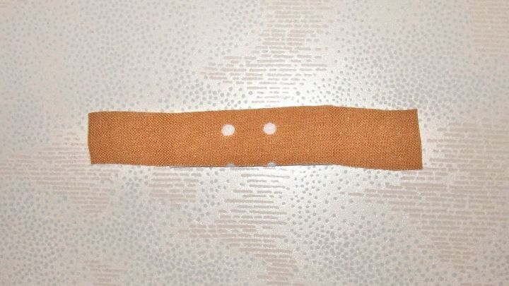 Ein Pflaster liegt flach auf einer glatten Fl&auml;che und ist bereit, auf Hautverletzungen aufgebracht zu werden.