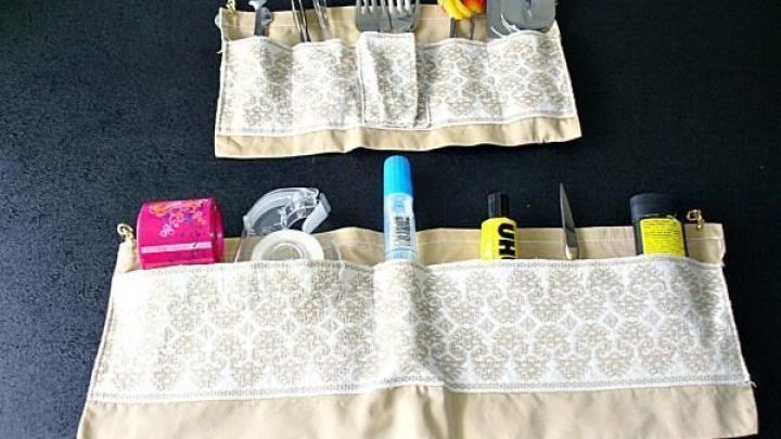 Organizer aus Stofftaschen h&auml;lt Scheren, B&uuml;romaterial, Kleber und anderes auf schwarzem Tisch.