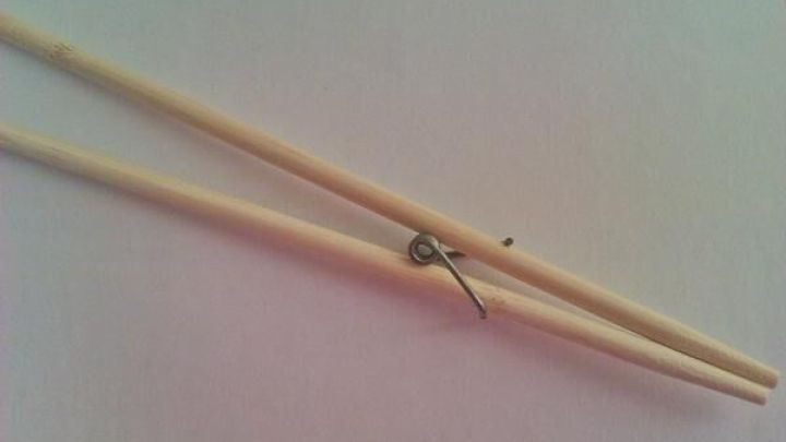 Essst&auml;bchen mit einfacher Federmechanik liegen auf wei&szlig;em Hintergrund, zeigen eine innovative Technik f&uuml;r Anf&auml;nger.