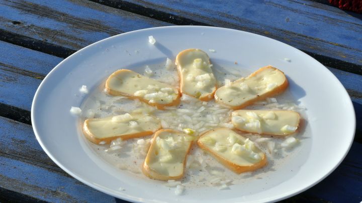 Limburger-K&auml;se mit Zwiebeln, Essig und &Ouml;l &ndash; so einfach bereitest du den w&uuml;rzigen Klassiker nach fr&auml;nkischer Art selbst zu.