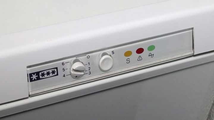 Ein Gefrierger&auml;t mit einem Bedienfeld zeigt Temperaturregler und Statusanzeigen zum Strom sparen beim Einfrieren von Lebensmitteln.