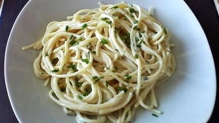 Mit diesem einfachen Spaghettisalat-Rezept zauberst du mit wenigen Zutaten schnell ein cremiges Nudelgericht f&uuml;r jeden Anlass.