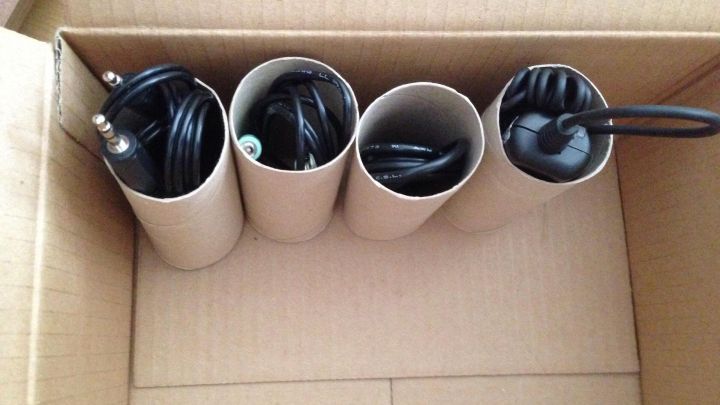 Papprollen in einem Karton verstauen ordentlich Kabel, um Kabelsalat zu vermeiden.