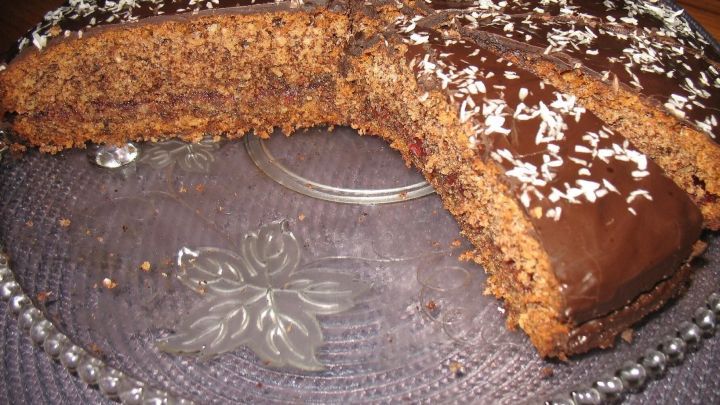 Schoko-Nuss-Torte mit Beerenfüllung - Rezept | Frag Mutti