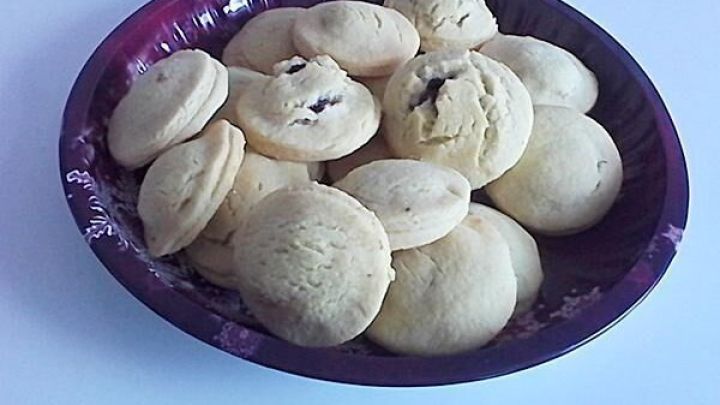 Eine Schale mit Sandwich Keksen gef&uuml;llt mit Banane und Schokolade, auf einem wei&szlig;en Tisch pr&auml;sentiert.