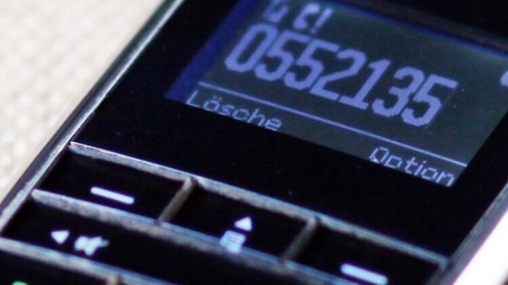 Ein Telefon zeigt die unbekannte Rufnummer 0552135 an, w&auml;hrend Optionen zum L&ouml;schen und Anrufen verf&uuml;gbar sind.