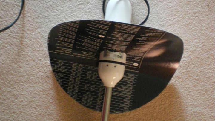 Ein Stabmixer mit langem Kabel liegt auf einem Teppich, dar&uuml;ber eine Brosch&uuml;re. Text: "50g 1,8oz / 4cl 1,3oz / 1cl 0,3oz".