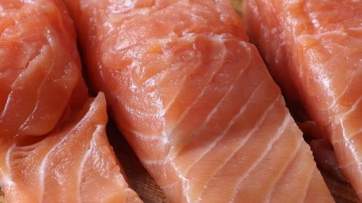 Lachsfilets liegen nebeneinander, gl&auml;nzend und frisch, ideal zum Zubereiten von gravadlax in einer eleganten K&uuml;che.