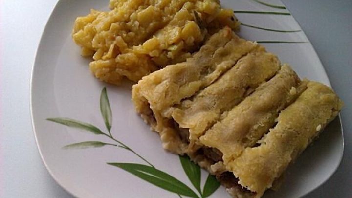 Auf einem Teller liegen Cannelloni, gef&uuml;llt mit Champignons-Hackfleisch, neben einem P&uuml;ree aus Kartoffeln.