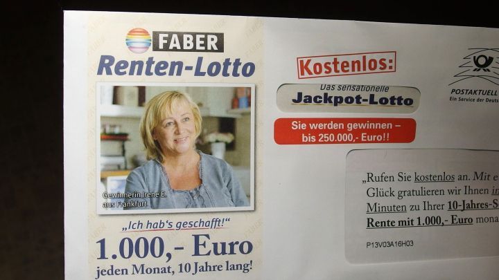 Eine Frau l&auml;chelt auf einem Werbeflyer f&uuml;r Renten-Lotto, der eine Gewinnchance von 1.000 Euro pro Monat bewirbt.