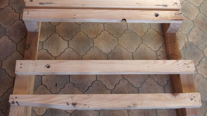 Holzpallette liegt auf einem gemusterten Boden und kann als kostenloses Anfeuerholz f&uuml;r Kaminofen verwendet werden.