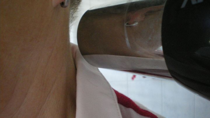 Ein F&ouml;n wird direkt an einen verspannten Nacken gehalten, um Schmerzen zu lindern und Entspannung zu f&ouml;rdern.