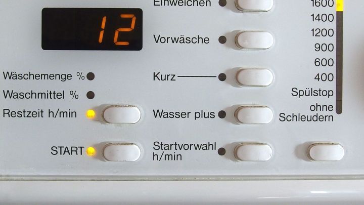 Das Bedienfeld einer Waschmaschine zeigt verschiedene Einstellungen und die verbleibende Zeit von 12 Minuten.