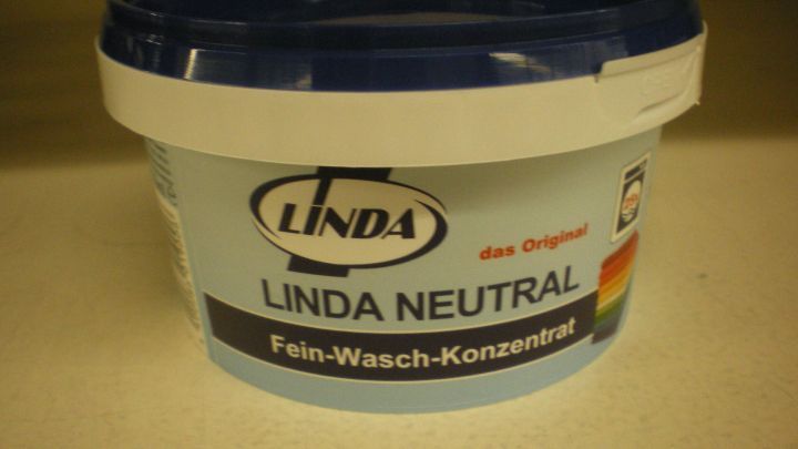 Ein Eimer mit "Linda Neutral" Fein-Wasch-Konzentrat steht auf einer hellen Oberfl&auml;che und k&ouml;nnte zur Reinigung von Zahnersatz verwendet werden.