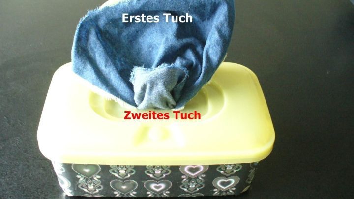 Ein Verpackungsbeh&auml;lter zeigt antibakterielle T&uuml;cher, eins ist sichtbar und das andere teilweise hervorgezogen.