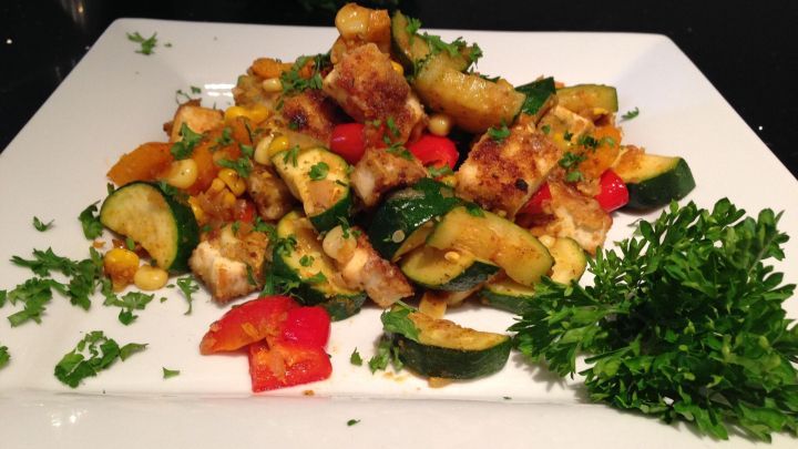 Vegane Gemüsepfanne mit knusprig gebratenem Tofu - Rezept | Frag Mutti