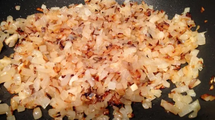 Zwiebelwürfel in Öl anbraten