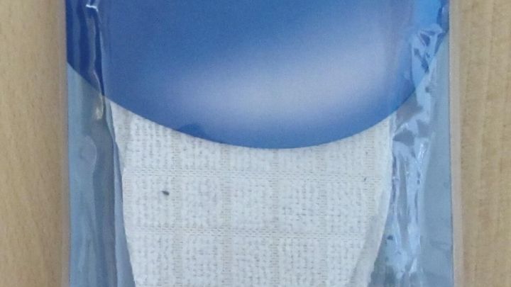 Barfu&szlig;-Einlegesohlen aus Frottee in einer transparenten Verpackung, zeigen Hygienekomfort f&uuml;r Sommerschuhe.