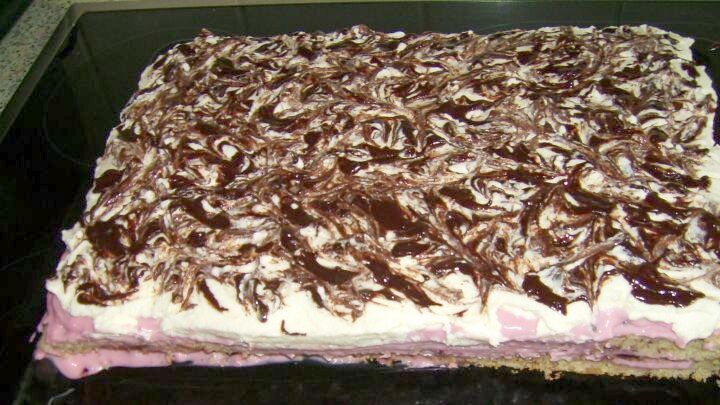 Blechkuchen mit Quark, Mascarpone, Beeren und Pudding: Fruchtige Schichten und cremiger Genuss &ndash; das perfekte Rezept f&uuml;r G&auml;ste.