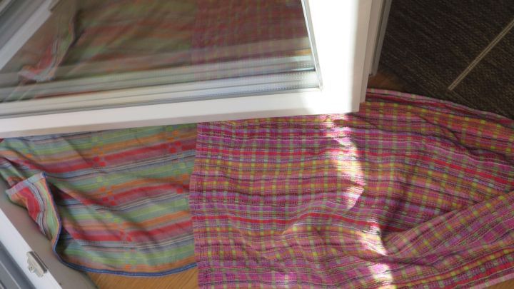 Ein Fenster ist ge&ouml;ffnet, w&auml;hrend ein Handtuch auf dem Boden liegt, um Wasser beim Fensterputzen aufzufangen.