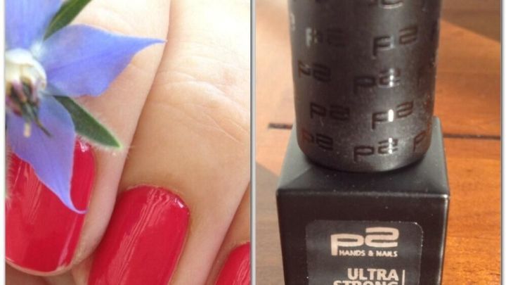 Ein Nagelh&auml;rter von P2 wird auf einem Tisch pr&auml;sentiert, w&auml;hrend eine Hand mit rot lackierten N&auml;geln und einer Blume im Hintergrund sichtbar ist.