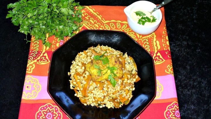 Ein schmackhaft angerichteter Kabeljau orientalisch liegt auf einem schwarzen Teller, umgeben von frischem Koriander und Dip.