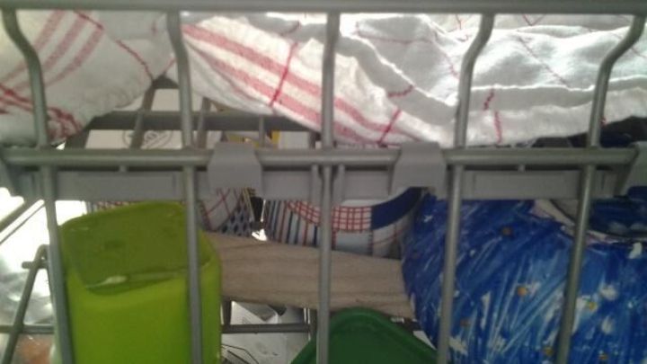 Ein Geschirrsp&uuml;ler ist halb voll mit Geschirr und T&ouml;pfen, die zum Ausr&auml;umen bereit sind, um Platz zu schaffen.