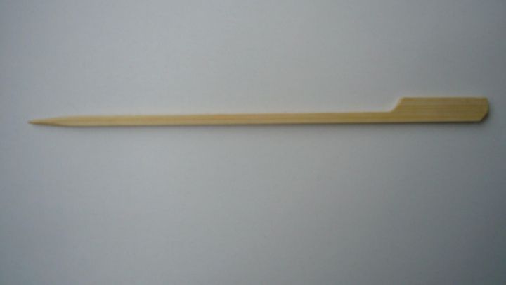 Ein Essst&auml;bchen liegt auf einem wei&szlig;en Untergrund, bereit, wiederverwendet zu werden f&uuml;r verschiedene Gerichte.