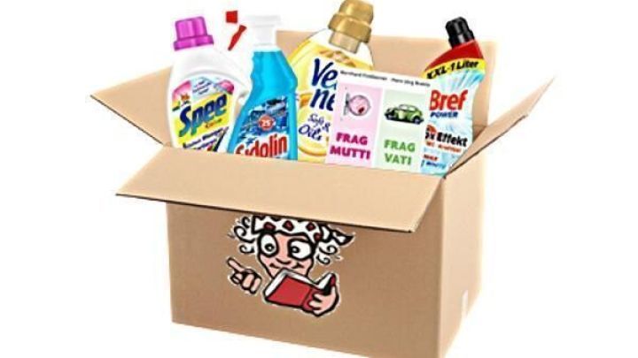 Ein Karton mit verschiedenen Reinigungsmitteln steht offen. Die Produkte sind sichtbar angeordnet, was den Produkttest 2014 von Frag Mutti zeigt.