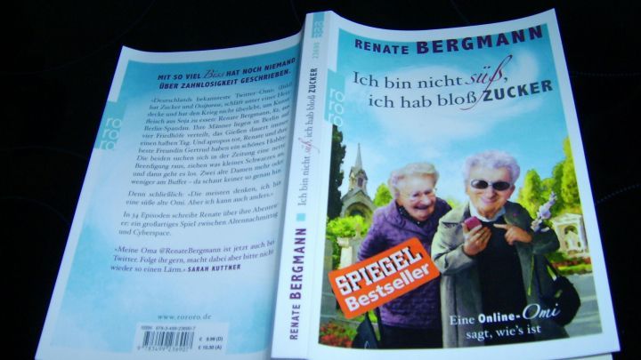 Ein Buchcover zeigt zwei &auml;ltere Frauen, die l&auml;cheln. Der Titel "Ich bin nicht s&uuml;&szlig;, ich hab blo&szlig; Zucker" steht prominent.