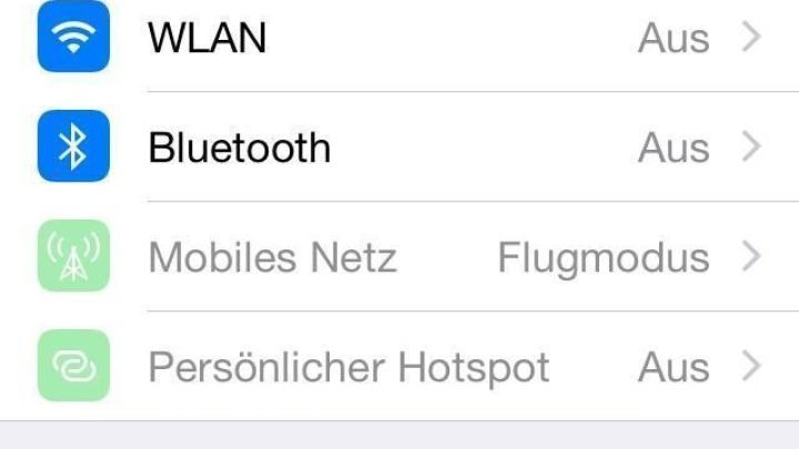 Ein Smartphone-Display zeigt die Einstellungen mit aktivem Flugmodus und Optionen f&uuml;r WLAN und Bluetooth.