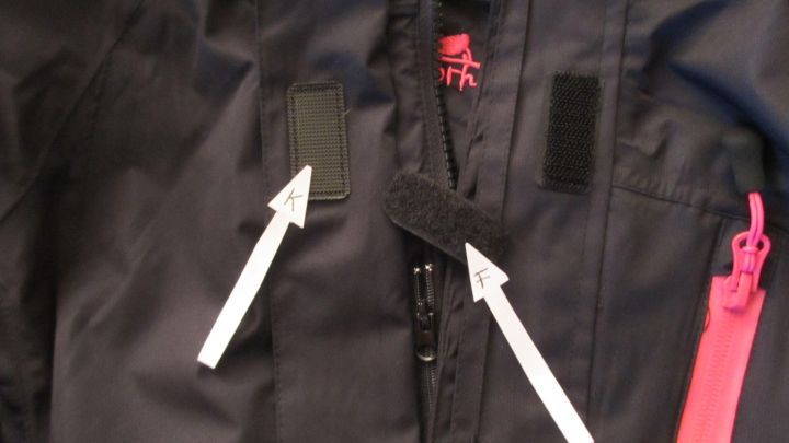 Schals sind an einem schwarzen Kleidungsst&uuml;ck sicher befestigt, ohne am Klettband zu verhaken, was die Nutzung erleichtert.