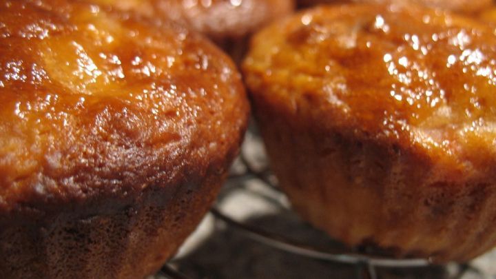 Gl&auml;nzende Quitten-Muffins liegen auf einem Metallgitter, frisch gebacken und bereit zum Abk&uuml;hlen.