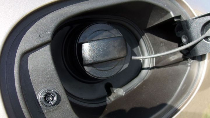 Ein Kraftstofftankdeckel ist ge&ouml;ffnet, bereit f&uuml;r das Tanken an einer Metro Tankstelle in einer modernen Umgebung.