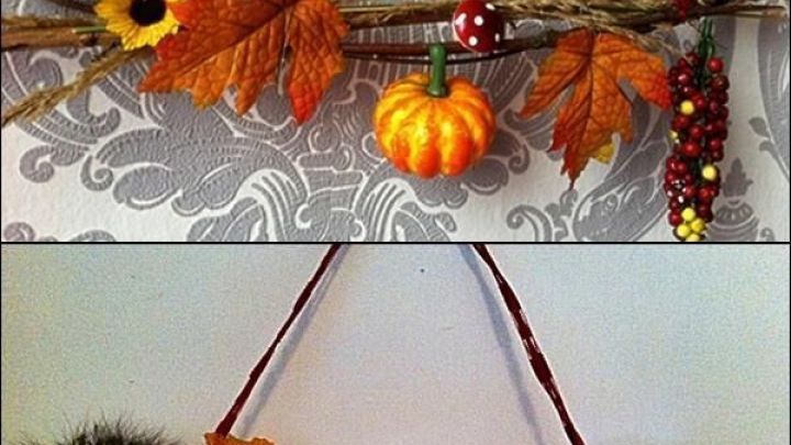 Ein herzlicher Herbstkranz zeigt lebendige Bl&auml;tter und K&uuml;rbisse, aufgeh&auml;ngt an einer Wand mit dekorativem Hintergrund.