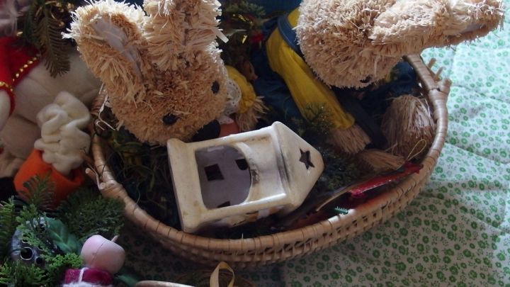 In einem Korb liegen niedliche Pl&uuml;schkaninchen und verstreute Spielzeuge, die keine Verwendung mehr finden.