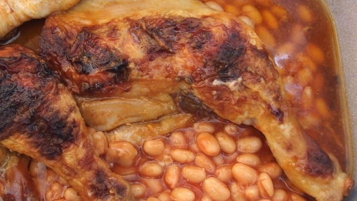 Gefl&uuml;gelkeulen braten in einer schmackhaften Bohnenl&ouml;sung, umgeben von einer goldbraunen Sauce und k&ouml;stlichem Aroma.