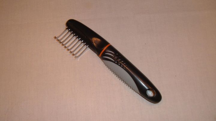 Ein Pflegekamm f&uuml;r Langhaarkatzen liegt auf einem neutralen Hintergrund und ist bereit zur Fellpflege.