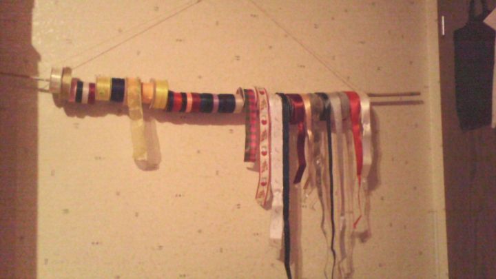 Bunte Schleifenb&auml;nder h&auml;ngend auf einer Stange in einem Raum, ordentlich angeordnet, schaffen Platz und Ordnung.