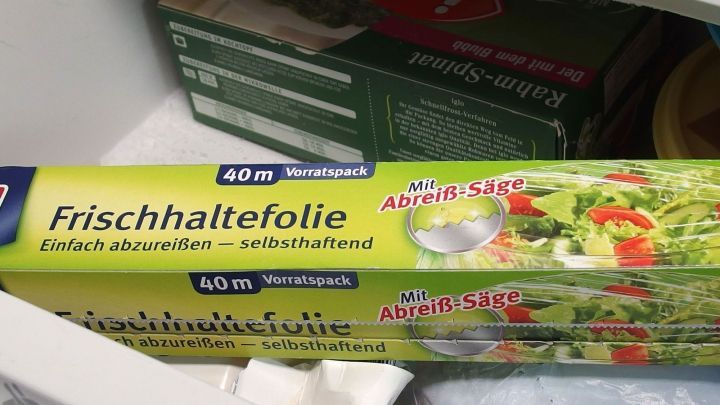 Im Gefrierfach liegt eine Rolle Frischhaltefolie, die einfach abgerissen und selbsthaftend ist, um Lebensmittel frisch zu halten.