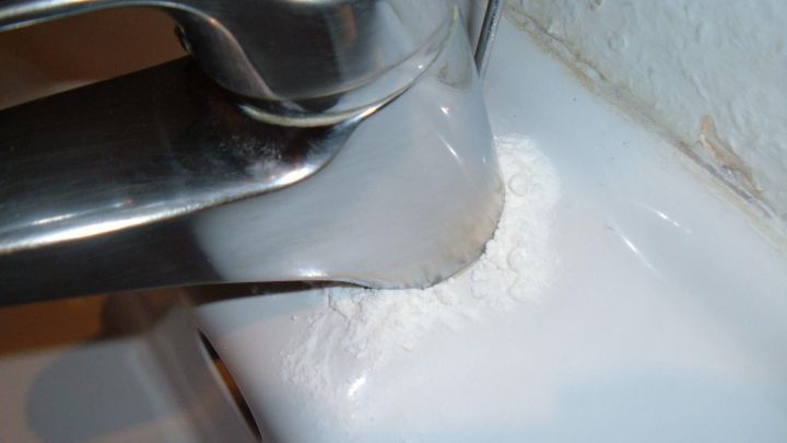 Mit Backpulver kannst du Kalkr&auml;nder am Wasserhahn ganz einfach und effektiv entfernen.