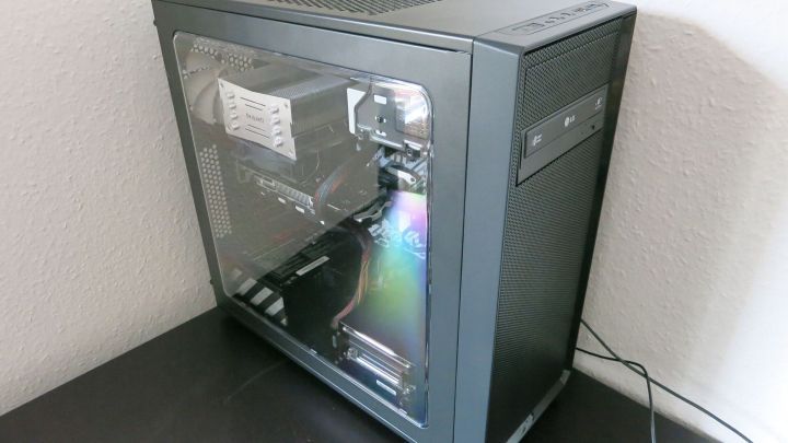 Ein PC steht auf einem Tisch und hat ein transparentes Geh&auml;use, das RGB-Licht unterstreicht seine moderne Technik.