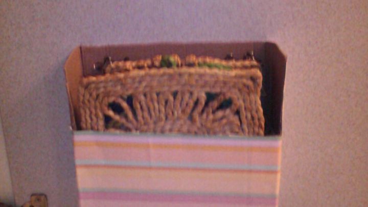 Ein praktischer Topfuntersetzer steht ordentlich in einer Wandablage, um in der K&uuml;che Platz zu sparen und Ordnung zu halten.