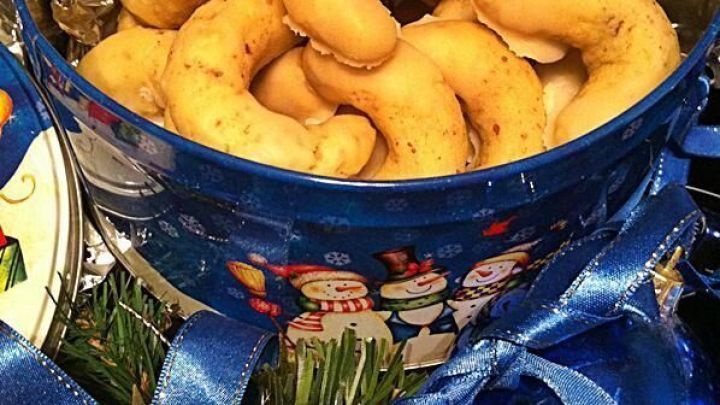 Eierlik&ouml;rkipferl: Mit diesem Rezept holst du dir festlichen Genuss in die Keksdose &ndash; perfekt f&uuml;r die Adventszeit und zum Verschenken.