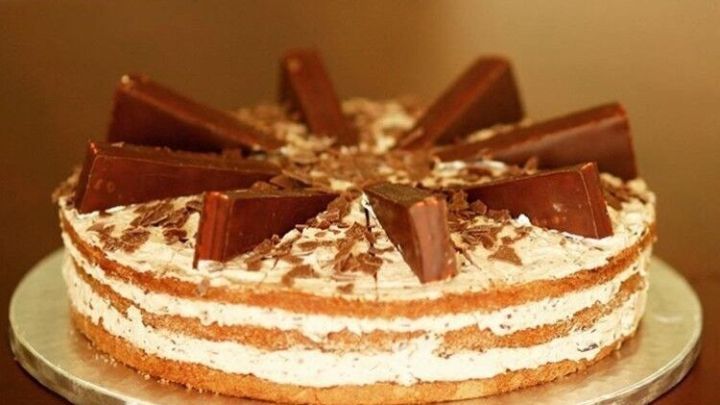 Sahnig, schokoladig und mit Schokoriegeln dekoriert &ndash; so verf&uuml;hrerisch sieht die Pingui-Torte aus dem Rezept aus.