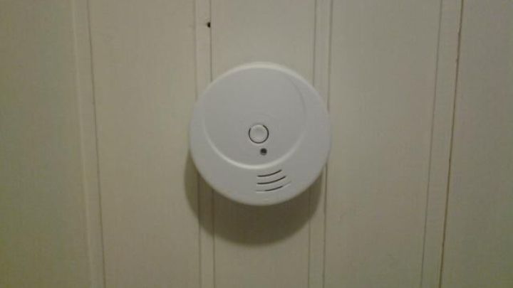 Ein Rauchmelder ist an einer hellen Wand montiert und wartet darauf, Rauch zu erkennen, um Sicherheit im Wohnraum zu bieten.