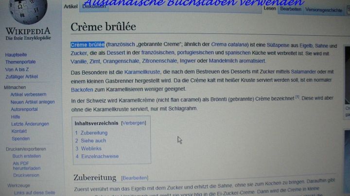 Ein Computerbildschirm zeigt eine Wikipedia-Seite &uuml;ber "Crem&eacute; br&uuml;l&eacute;e". Benutzer sucht Informationen zu Passw&ouml;rtern.